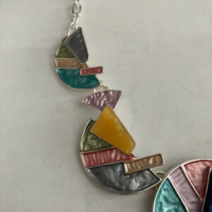 Ketting metaal gekleurd met bijpassende oorbellen