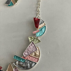 Ketting metaal gekleurd met bijpassende oorbellen