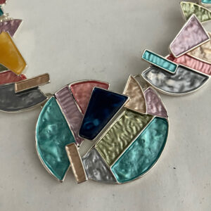 Ketting metaal gekleurd met bijpassende oorbellen