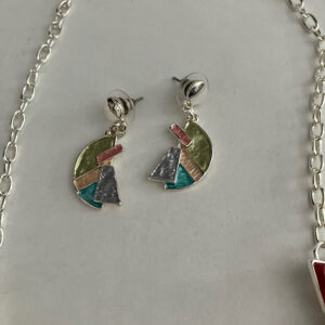 Ketting metaal gekleurd met bijpassende oorbellen