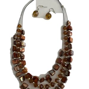 Ketting met 3 laagjes bruin met schelpkralen en zilverkleurige kraaltjes met bijpassende oorbellen