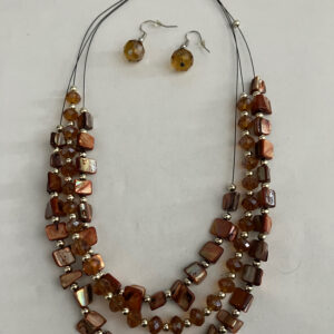 Ketting met 3 laagjes bruin met schelpkralen en zilverkleurige kraaltjes met bijpassende oorbellen