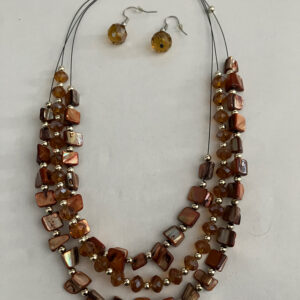 Ketting met 3 laagjes bruin met schelpkralen en zilverkleurige kraaltjes met bijpassende oorbellen