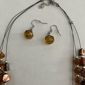 Ketting met 3 laagjes bruin met schelpkralen en zilverkleurige kraaltjes met bijpassende oorbellen