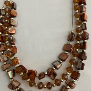 Ketting met 3 laagjes bruin met schelpkralen en zilverkleurige kraaltjes met bijpassende oorbellen