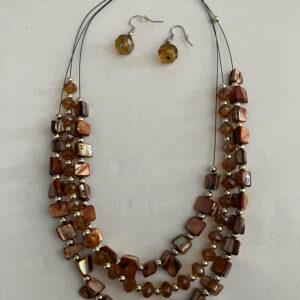 Ketting met 3 laagjes bruin met schelpkralen en zilverkleurige kraaltjes met bijpassende oorbellen