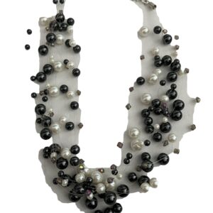 Handgemaakte ketting met verschillende lagen en verschillende kleuren en maten parels