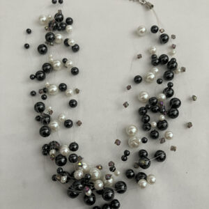 Handgemaakte ketting met verschillende lagen en verschillende kleuren en maten parels