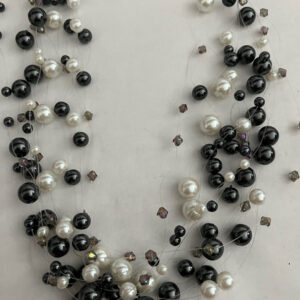 Handgemaakte ketting met verschillende lagen en verschillende kleuren en maten parels