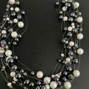 Handgemaakte ketting met verschillende lagen en verschillende kleuren en maten parels