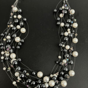 Handgemaakte ketting met verschillende lagen en verschillende kleuren en maten parels