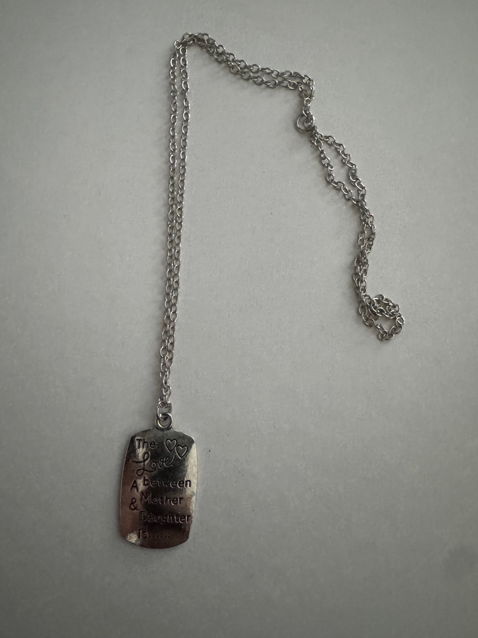 Ketting lang met "The Love Between A Mother and Daughter is....."