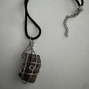Suède ketting met natuursteen hanger