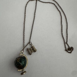 Ketting lang goudkleurig met hanger wereldbol en verrekijker