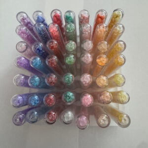 49 soorten en kleuren kralen in buisjes