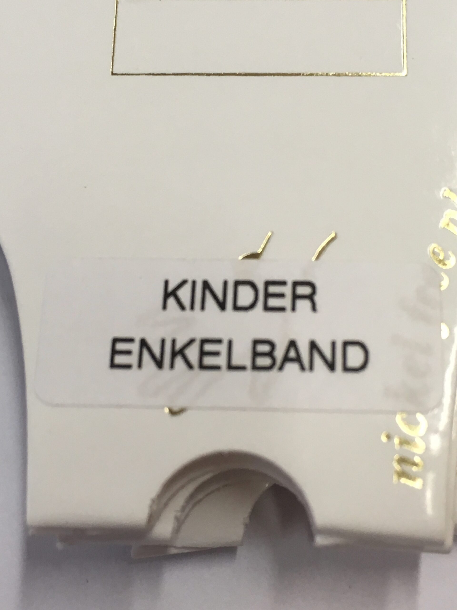 Kinderenkelbandje met gekleurde steentjes en buisjes