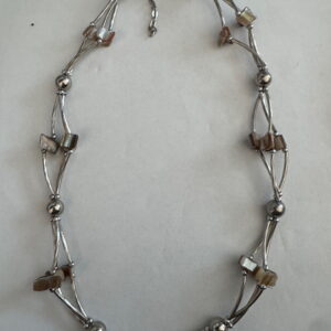 Ketting laagjes met bruine schelpkralen en zilverkleurige buisjes