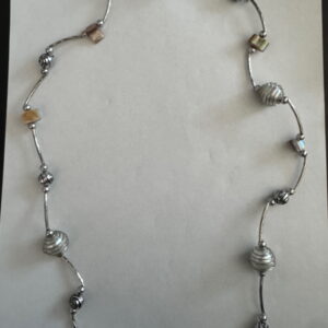 Langere ketting met bruine schelpkralen, parels en zilverkleurige buisjes