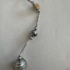 Langere ketting met bruine schelpkralen, parels en zilverkleurige buisjes