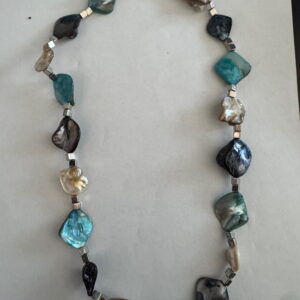 Ketting met 3 kleuren schelpkralen met zilverkleurige kubus