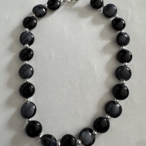Mooie zwarte ketting met zilverkleurige kraaltjes