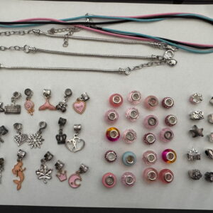 Roze doosje met 60 verschillende Pandorastyle kralen DIY