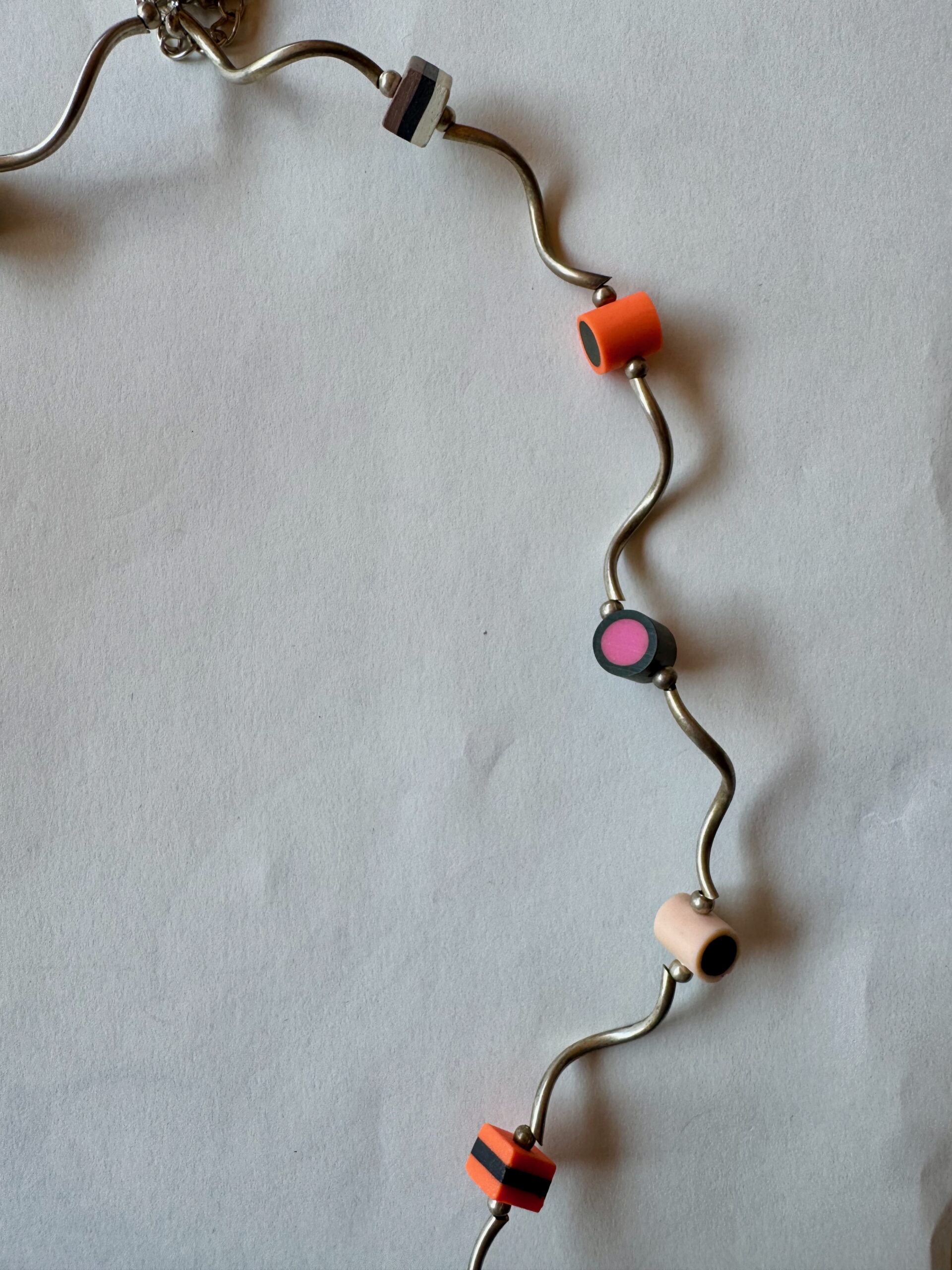 Ketting Engelse dropjes met zilverkleurige buisjes