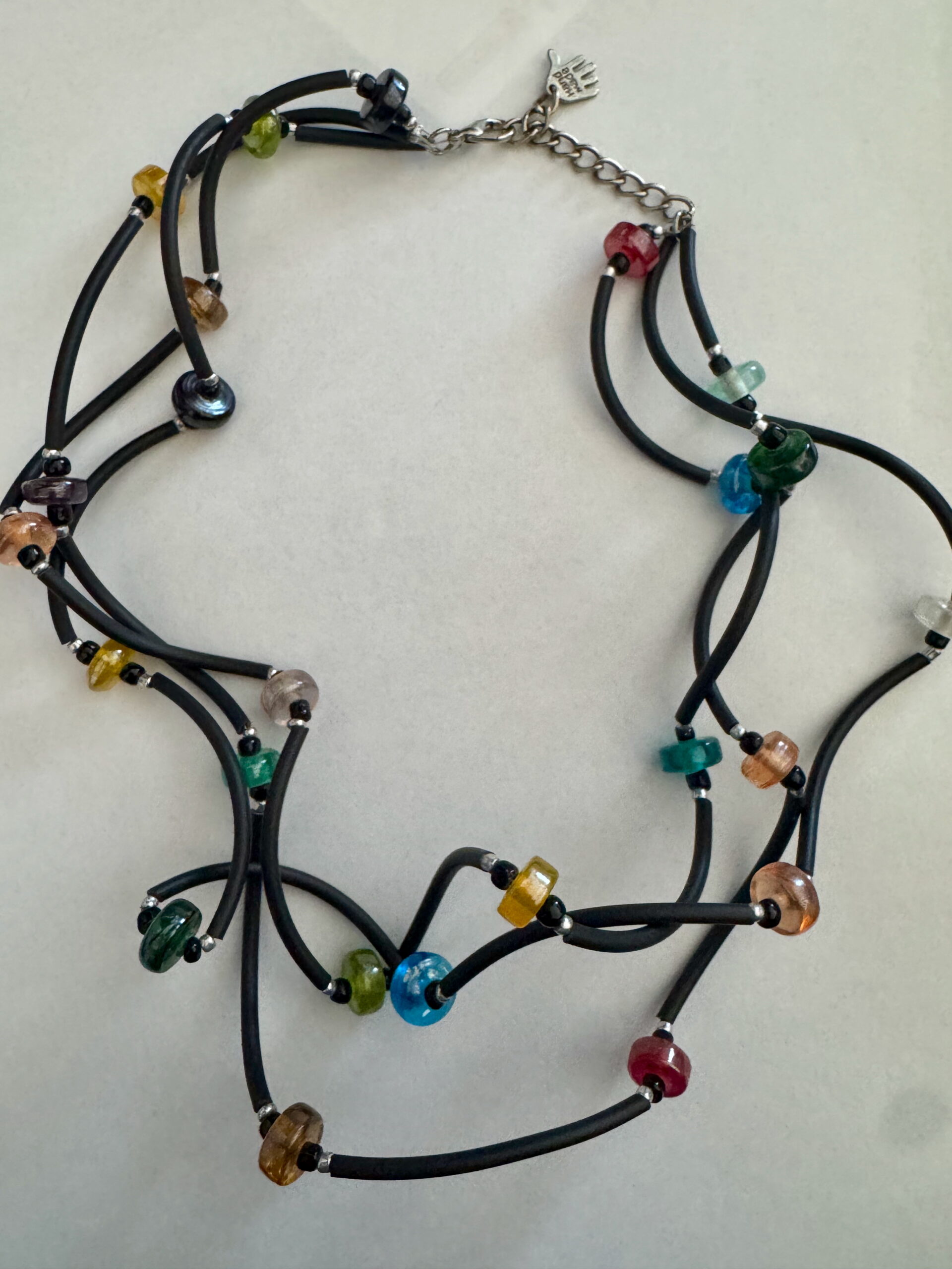 Kreukelketting rubber en glaskralen