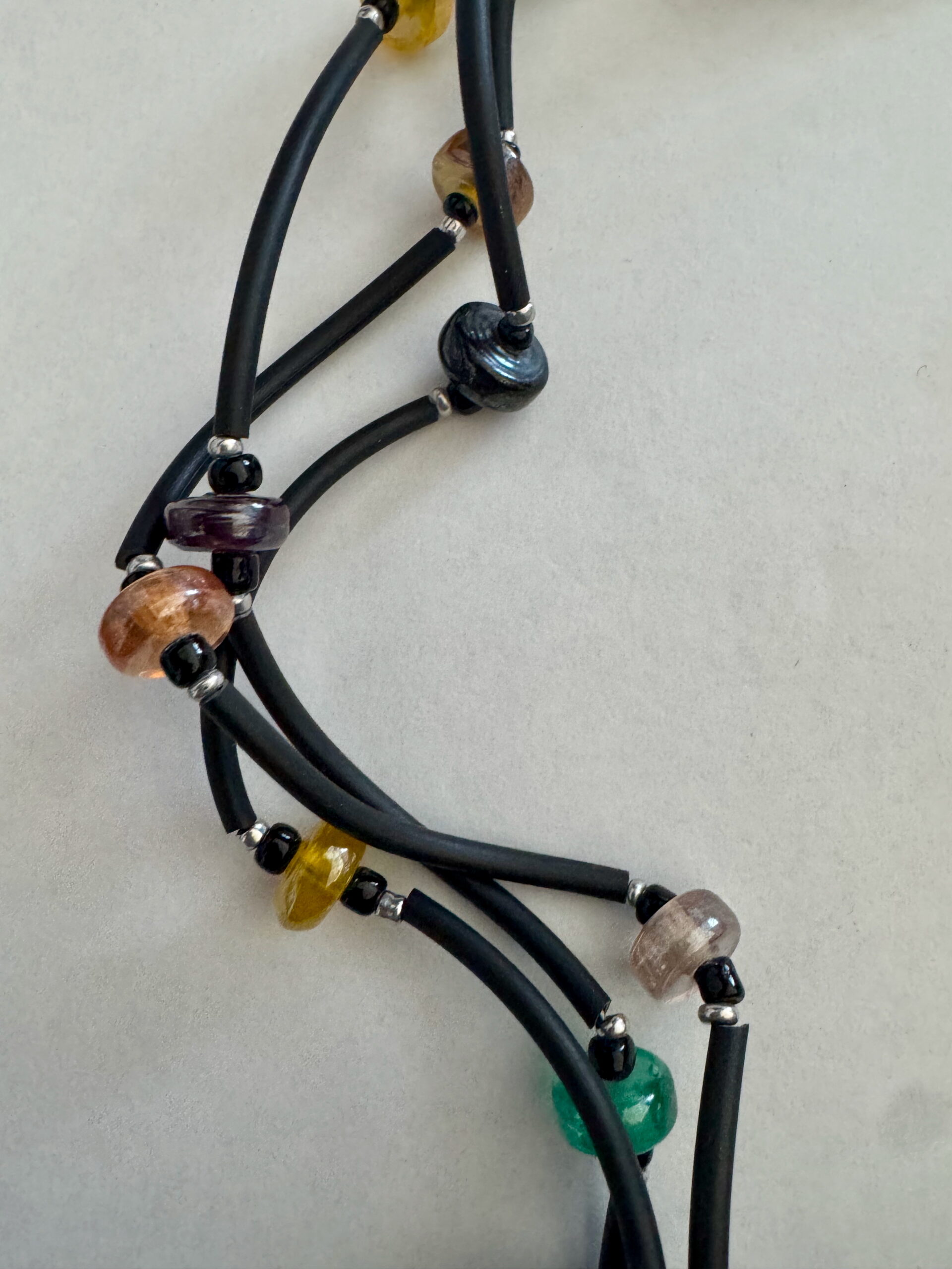 Kreukelketting rubber en glaskralen