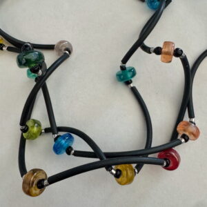 Kreukelketting rubber en glaskralen