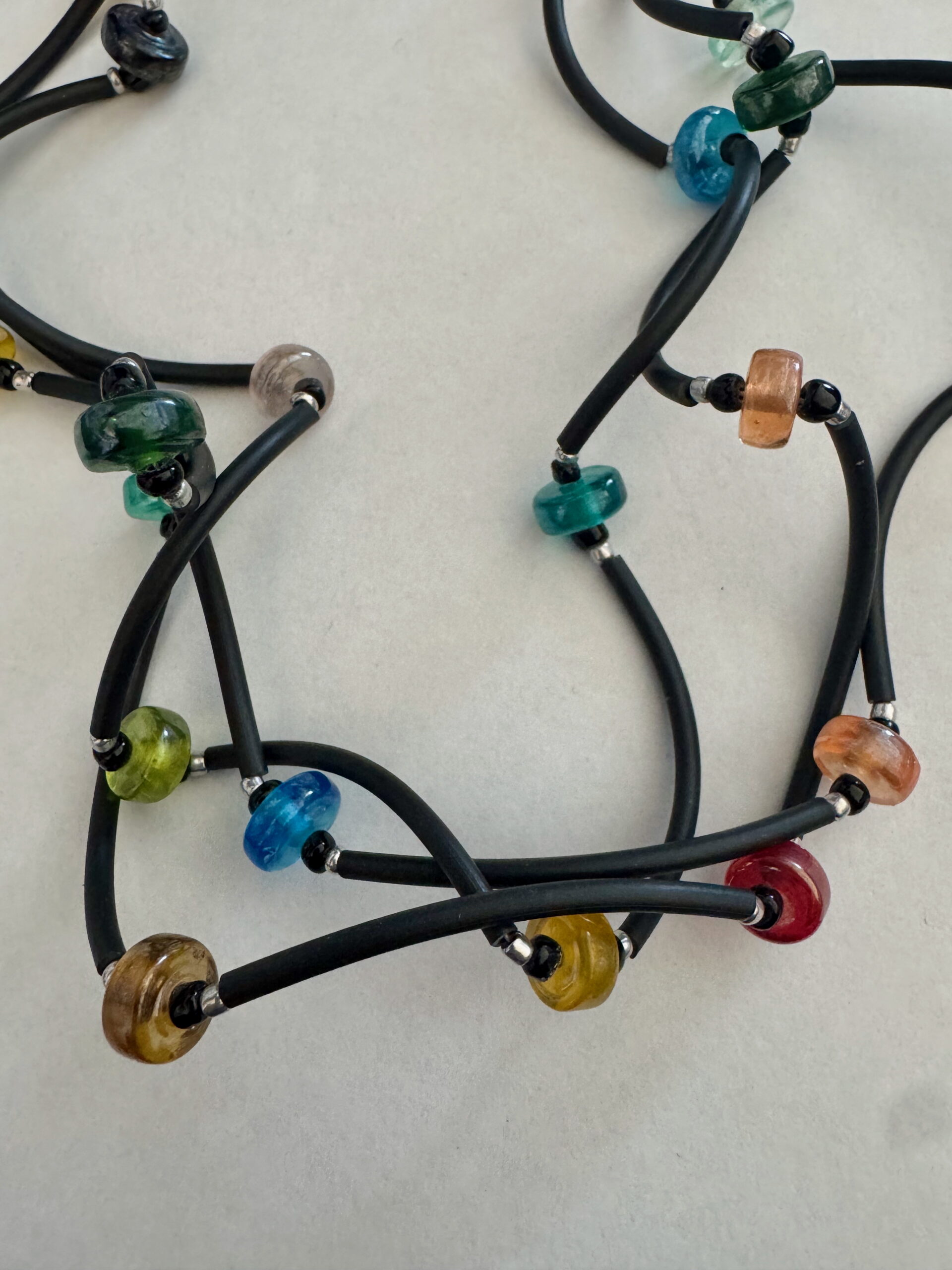 Kreukelketting rubber en glaskralen