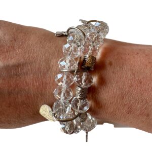 Armband op elastiek met transparante facetkralen met bedels