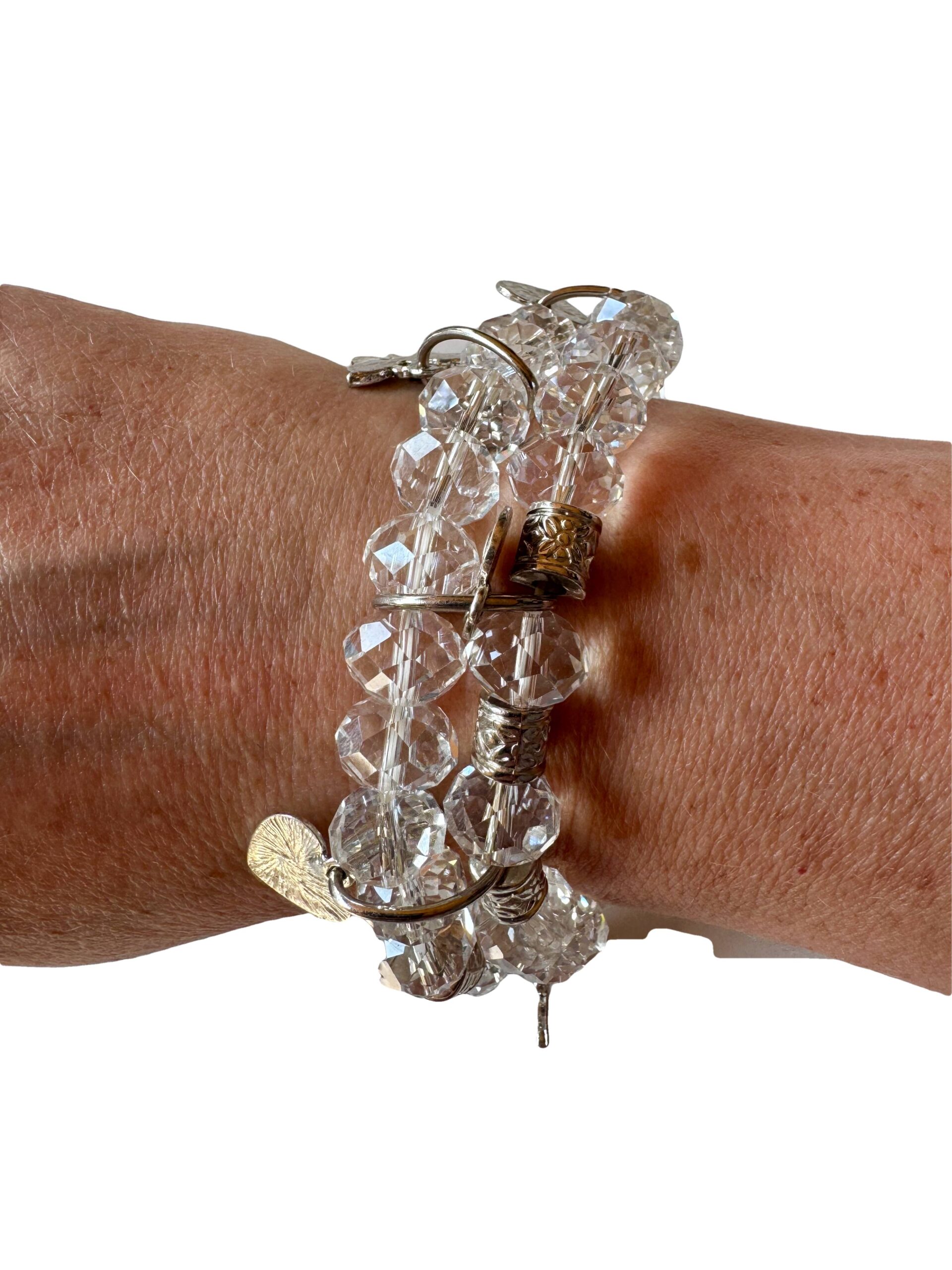 Armband op elastiek met transparante facetkralen met bedels