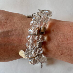 Armband op elastiek met transparante facetkralen met bedels