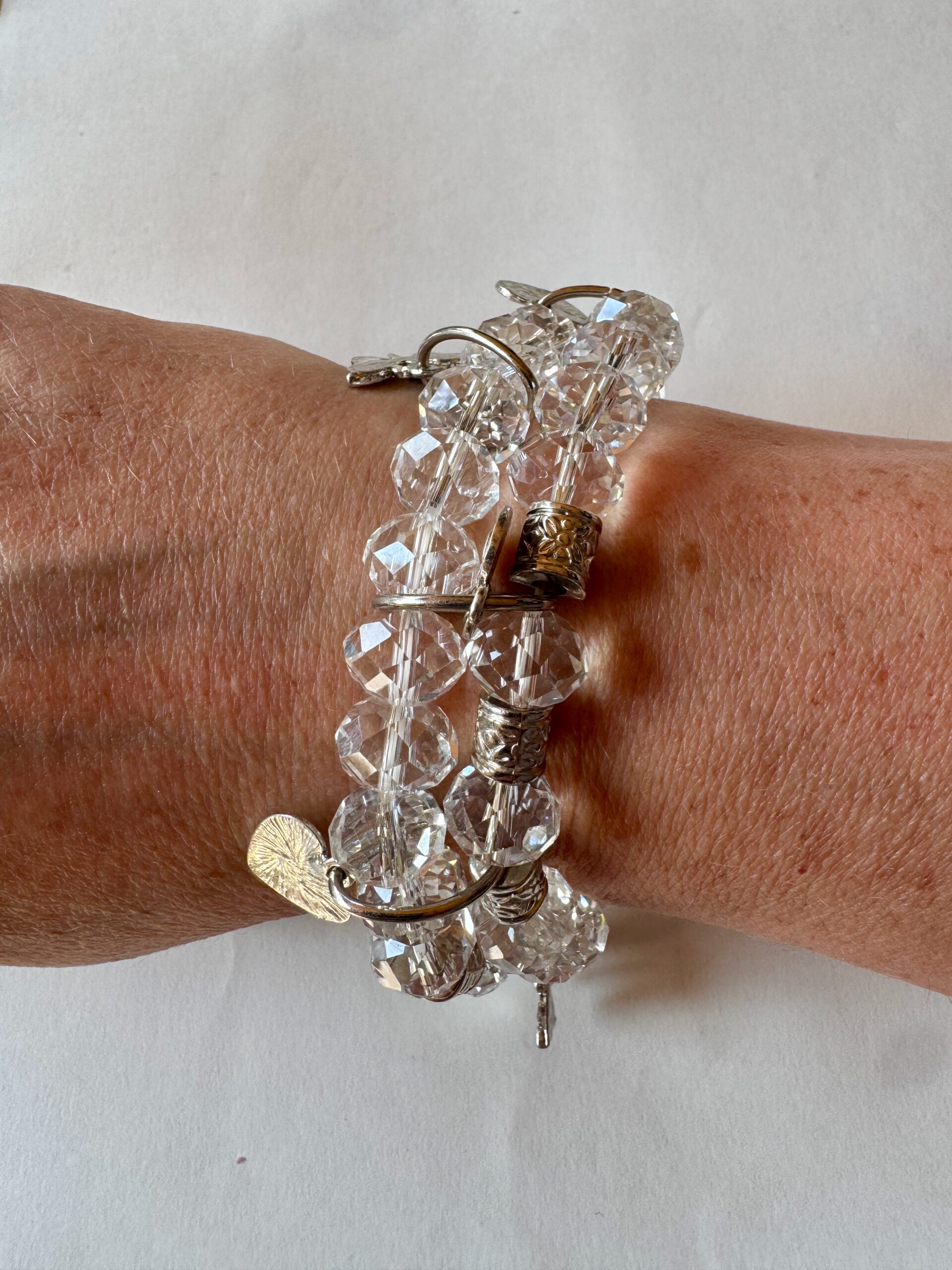 Armband op elastiek met transparante facetkralen met bedels