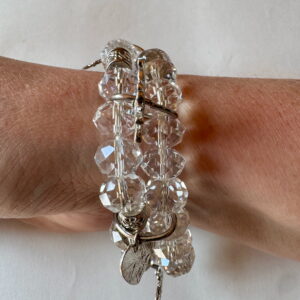 Armband op elastiek met transparante facetkralen met bedels