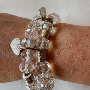 Armband op elastiek met transparante facetkralen met bedels