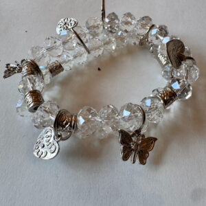 Armband op elastiek met transparante facetkralen met bedels