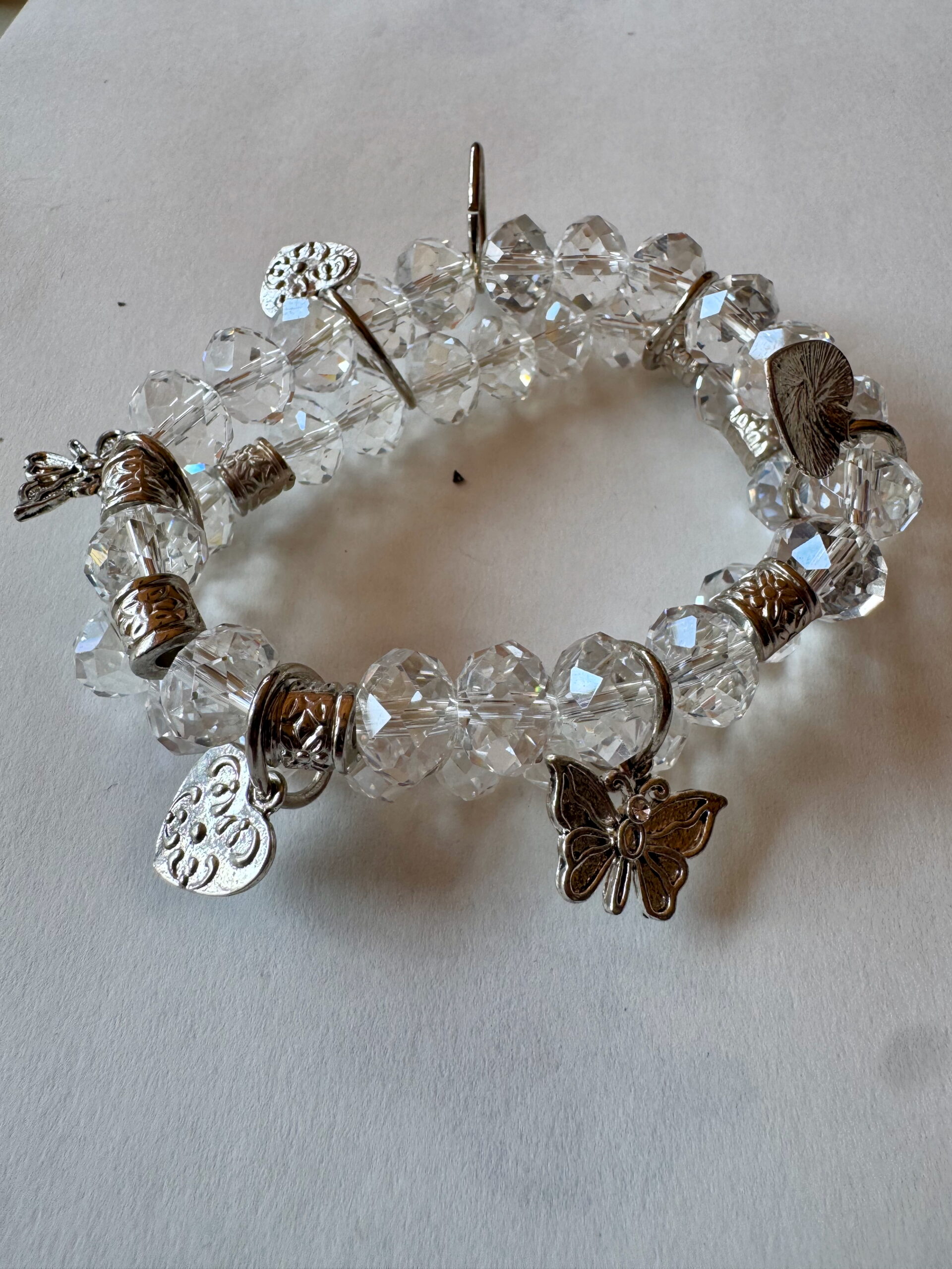 Armband op elastiek met transparante facetkralen met bedels