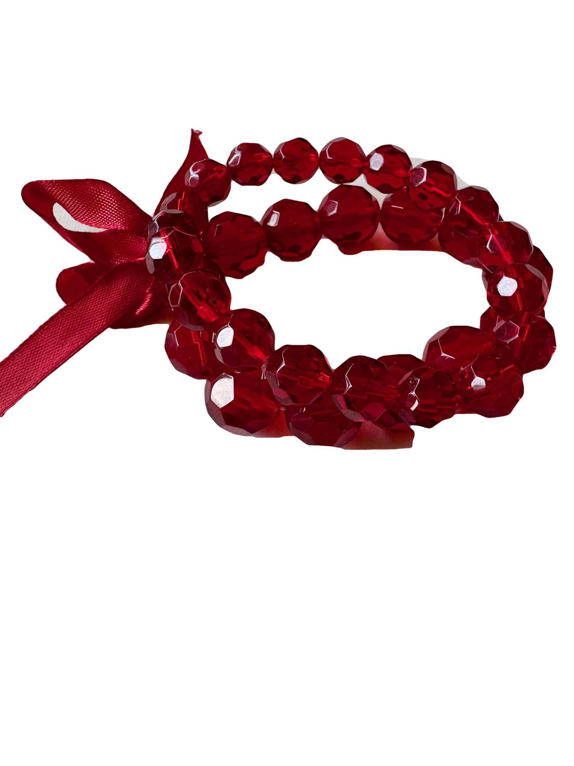 Armband op elastiek met rode facetkralen