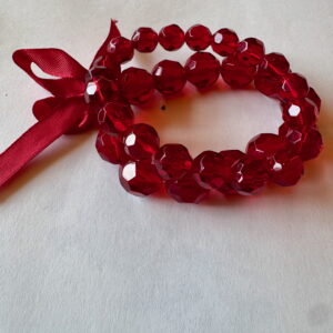Armband op elastiek met rode facetkralen