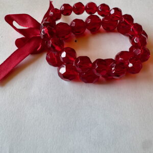 Armband op elastiek met rode facetkralen