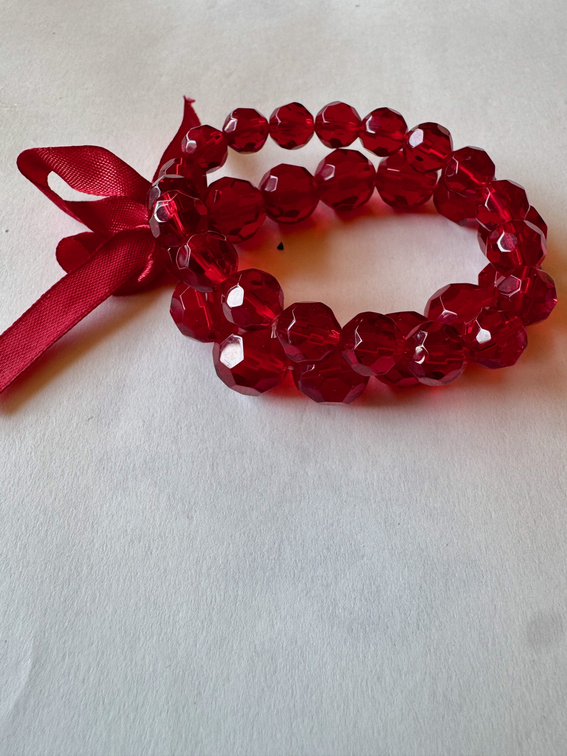 Armband op elastiek met rode facetkralen