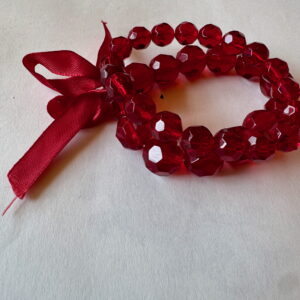 Armband op elastiek met rode facetkralen