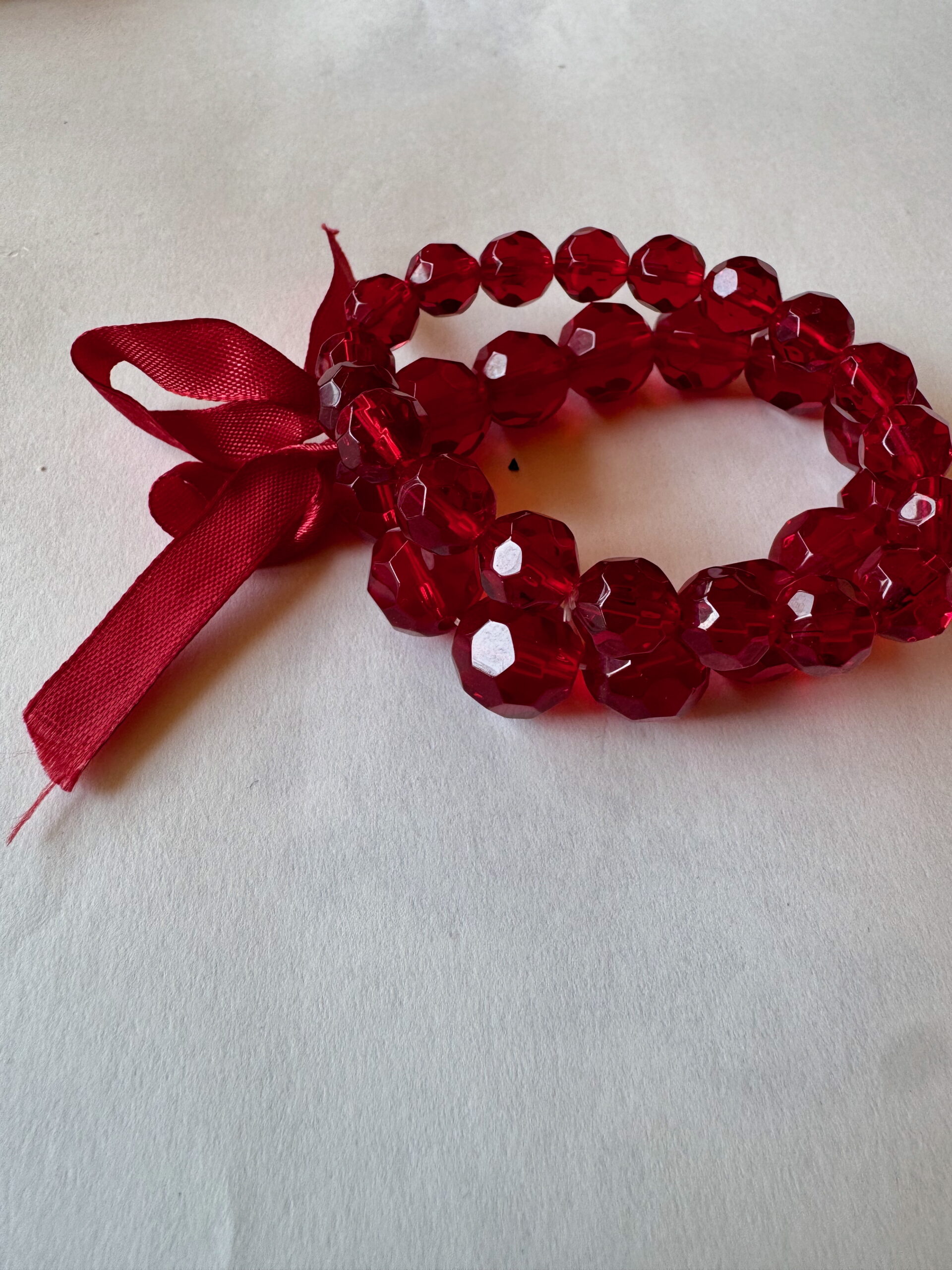 Armband op elastiek met rode facetkralen