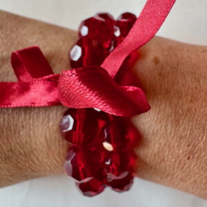 Armband op elastiek met rode facetkralen