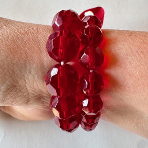 Armband op elastiek met rode facetkralen