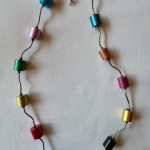Ketting met aluminium cilinders en zilverkleurige buisjes