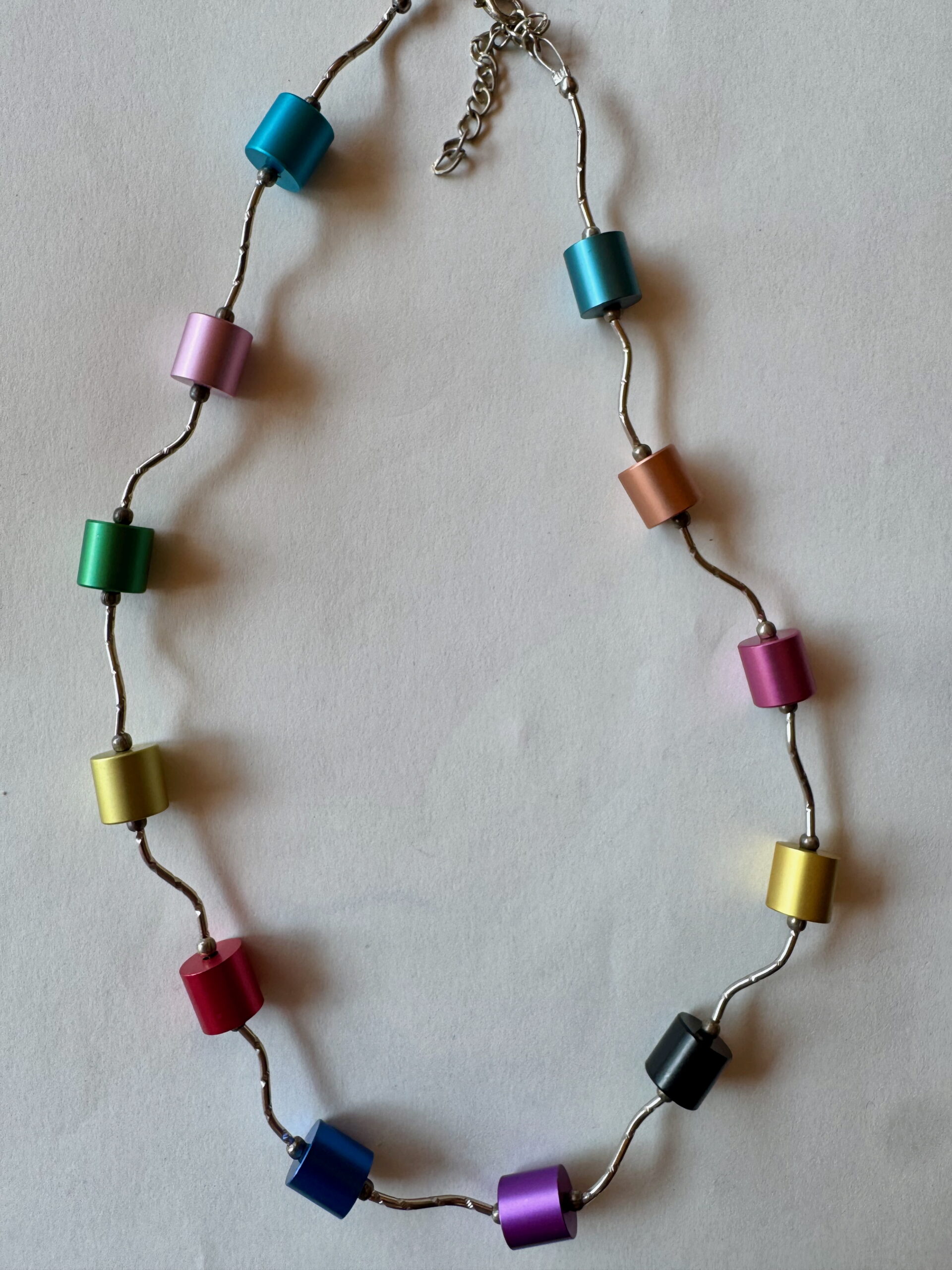 Ketting met aluminium cilinders en zilverkleurige buisjes