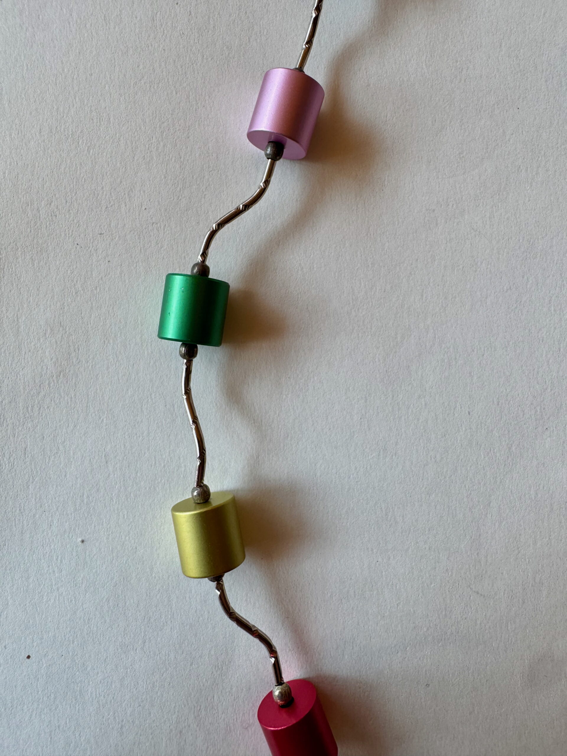 Ketting met aluminium cilinders en zilverkleurige buisjes